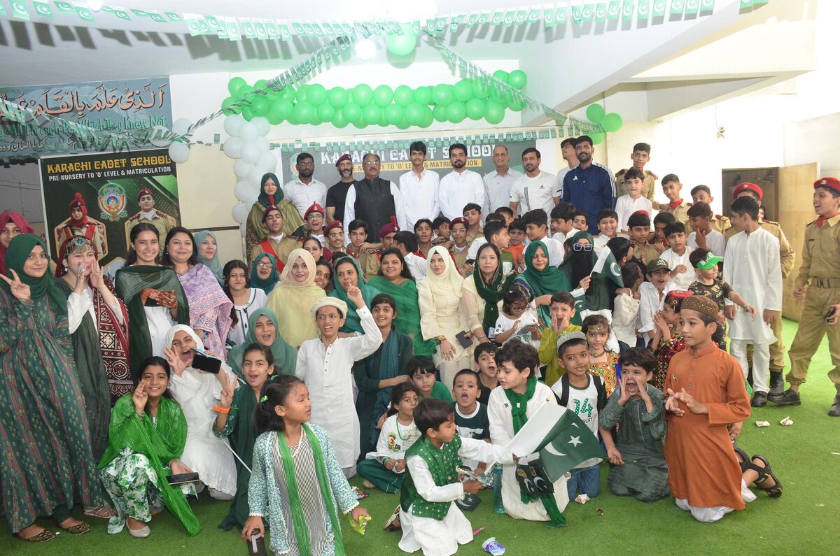 Students, teachers and families celebrating Independence Day at school
